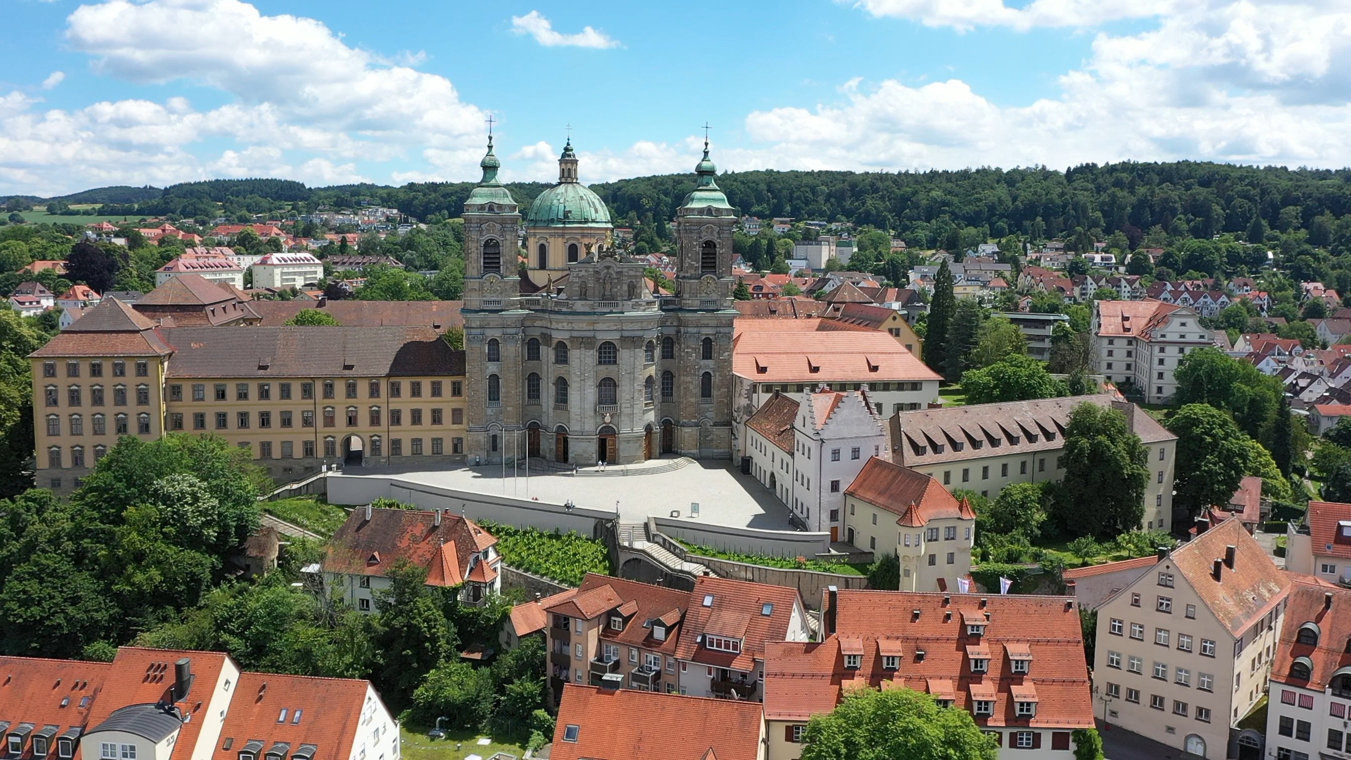 Eine Luftaufnahme vom Schlossbau der PH und der barocken Basilika.